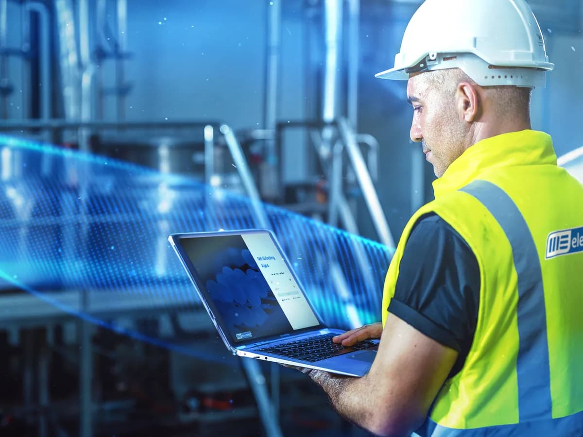 Colaborador de ME Elecmetal usando una plataforma digital en planta